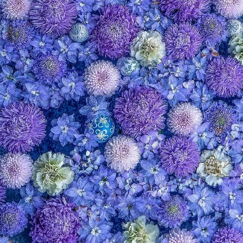 یه جوره خیلی خوبی خیلی خاصه چشمات یکی اینجا میخواد